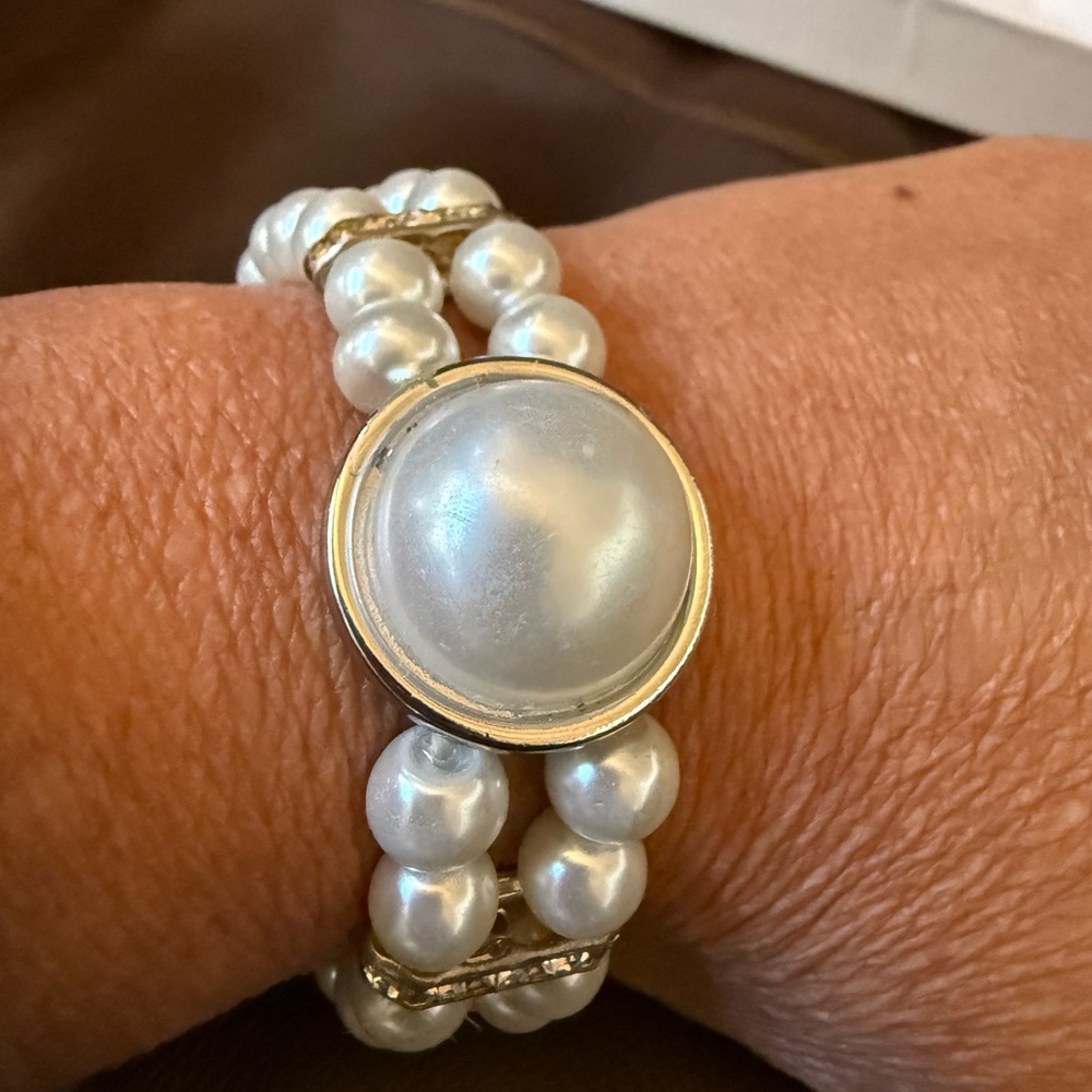 Faux white bow pearl earrings NIP and matching elastic bracelet set. Never worn. - Picture 3 of 4